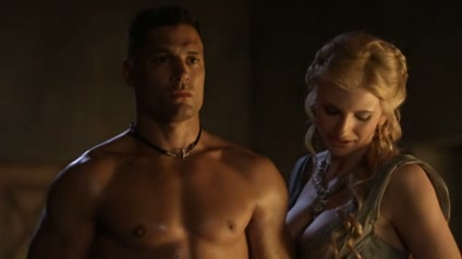 Lucy Lawless keurt de plasser van een gladiator 