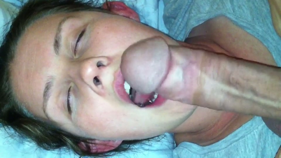 hij filmt hoe zijn buurmeisje zijn giga penis likt 