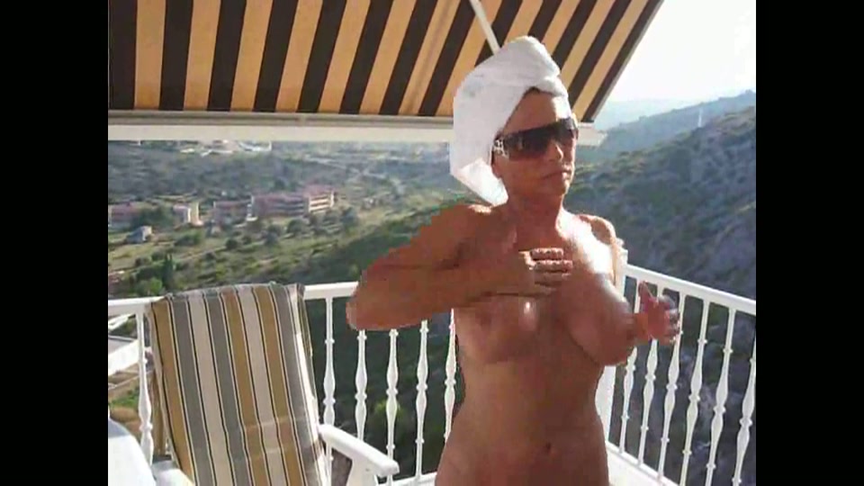 Tijdens haar vakantie filmt haar baas zijn poedelnaakte levenspartner 