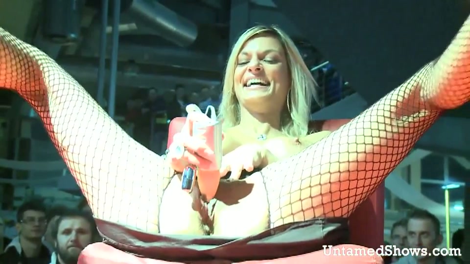 sextoy test door blonde slet op het podium. 