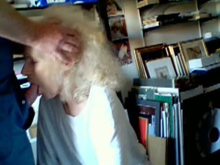 Hij filmt hoe de opoe zijn stijve lul pijpt 