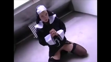 Verkleed als non plast bevredigd en krijgt ze cum op haar gelaat 