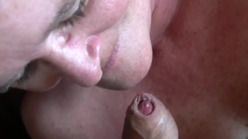 Hij trekt zich af en spuit de smoelwerk van de opoe vol zaad 