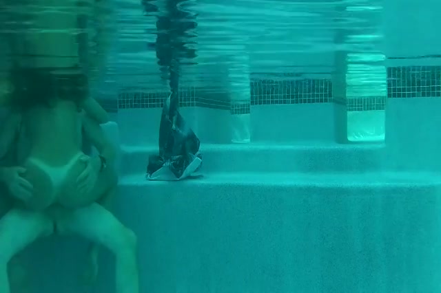 Het meiske laat zichzelf onder water sexen door de mature man 