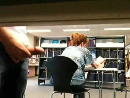 geheimzinnig trekt hij zich in de bibliotheek af en komt klaar 