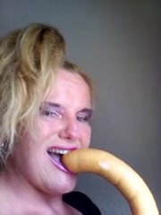 Kijk hoe diep de sletterige huismoeder de vibrator in haar mondje propt 