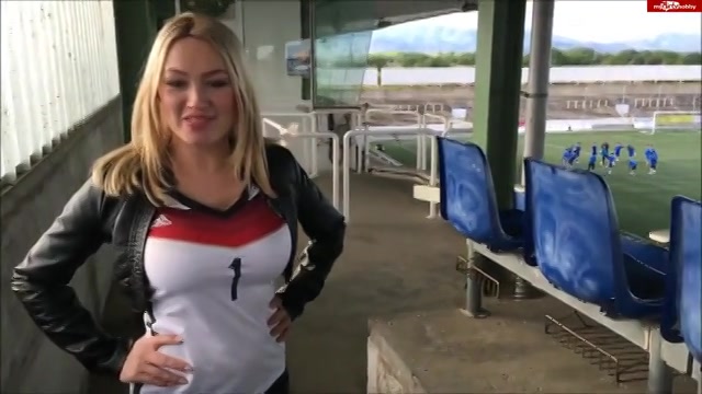 Blonde Duitse slet met goedgevuld figuur toeters buiten sexen 
