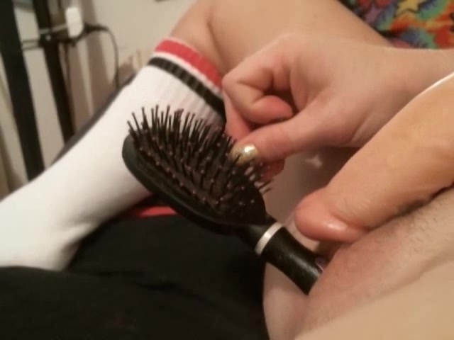 Voor de webcam ramt ze een haarborstel in haar poes terwijl ze met de sextoy mastubeerd 