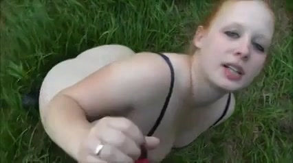 Het flinken roodharige meiske zuigt en laat zichzelf anal sexen 