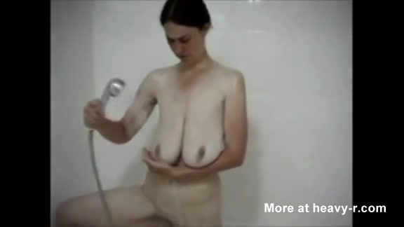 Tijdens het douchen schud ze haar goedgevuld figuur hang borsten 