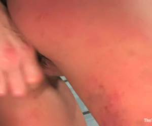 Langzaam druppelt de sperma uit zijn dikke lul op haar gezicht