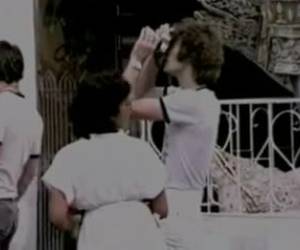 Hij spuit de sperma op haar Aziatische gezicht na haar te hebben geneukt