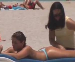 Blote tieten op strand stiekem opgenomen