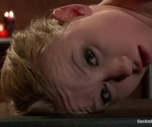 Zij pijpt de dikke lul terwijl hij haar vingert