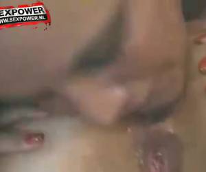 Geile vriendin likt het zaad uit haar kontgat