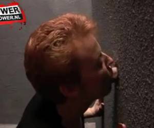 Rijpe slet voor een muur vol pikgaten