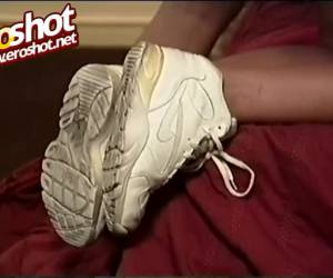 Bisex meid met een been beft vingert pijpt en word geneukt