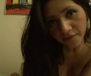 Het geil sopt uit haar oude kut als de knul haar neukt