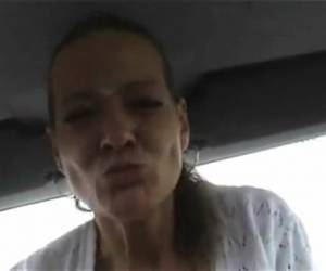 Duitse slet neukt haar kut met de pook in de auto