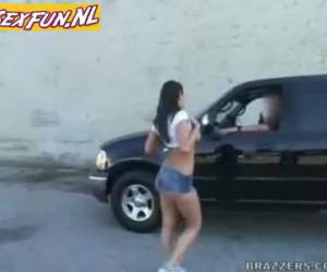 Ordinaire slet toont haar borsten op straat