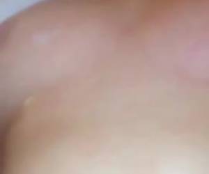 Een gangbang in haar slaapkamer