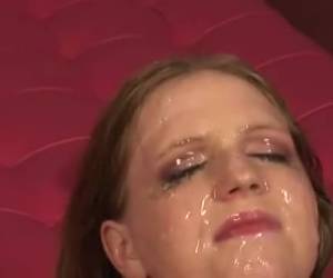 Lekkere blonde meid is het schildersdoek voor veel cum