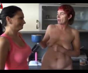 Kinky oma plast in kopje en dildo neukt haar oude doos