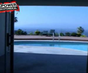 De bisex sletten vechten om zijn sperma