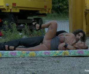 Meisje met hele grote tieten pijpt hem in de auto