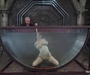 Het kutje van de tienermeid wordt hard genomen