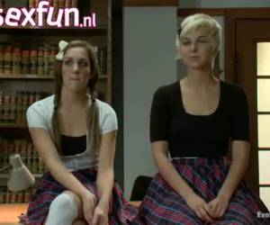 Twee tiener meisjes voor haar man