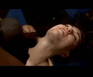 Ze neukt zijn zwarte aars met haar tong