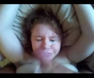 Zijn rondborstige rooie sletje pijpt als een hoer