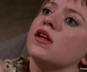 Kinky meisje wil zijn vuist in haar kut