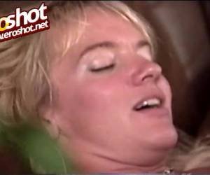 Kinky meisje wil zijn vuist in haar kut